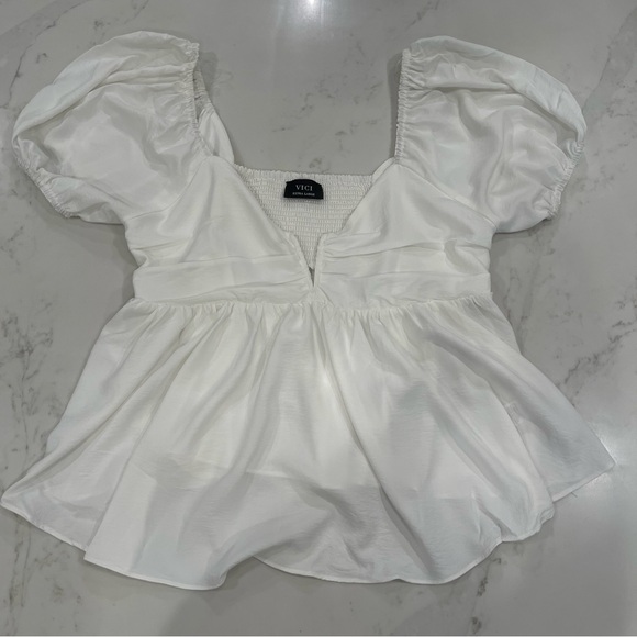 Vici Tops - NWOT Vici White Puff Sleeve Blouse